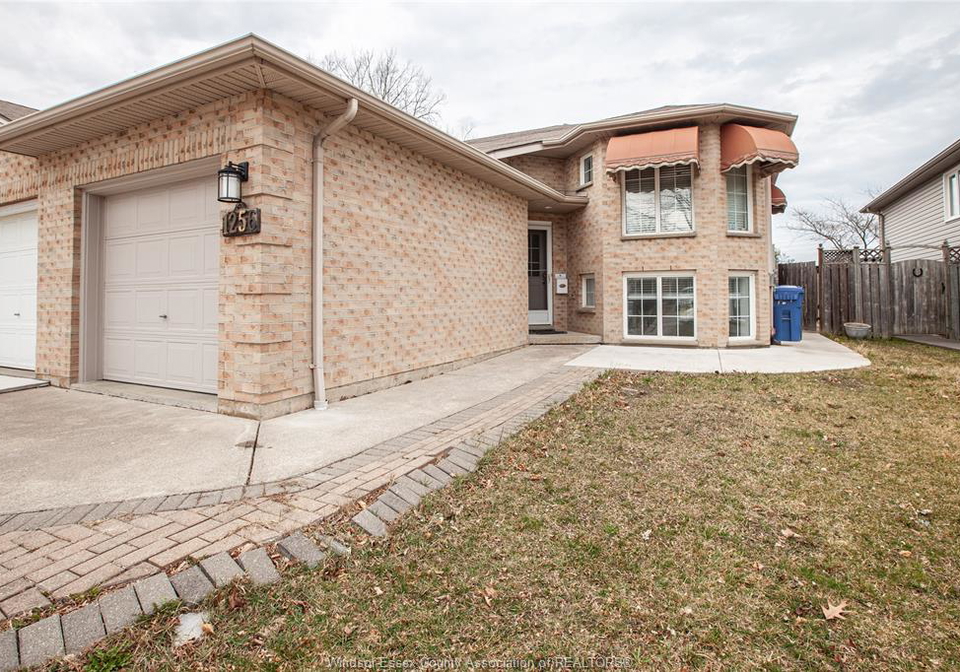 1256-st-paul-windsor-ontario-26016667