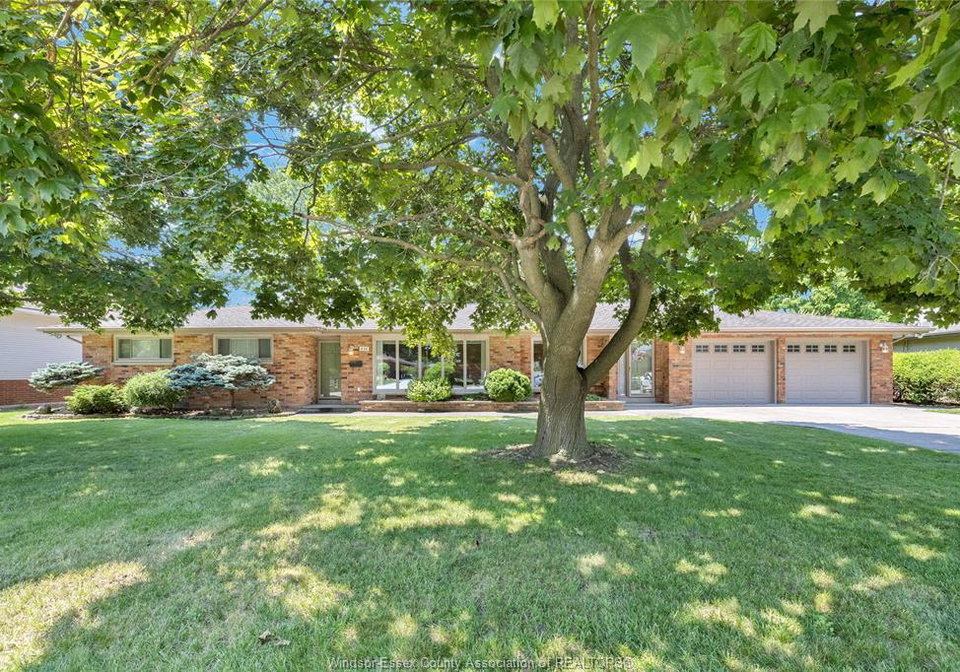 333-barry-tecumseh-ontario-26016712