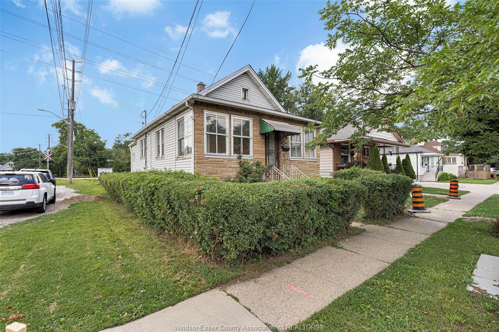 3298-college-windsor-ontario-26016752