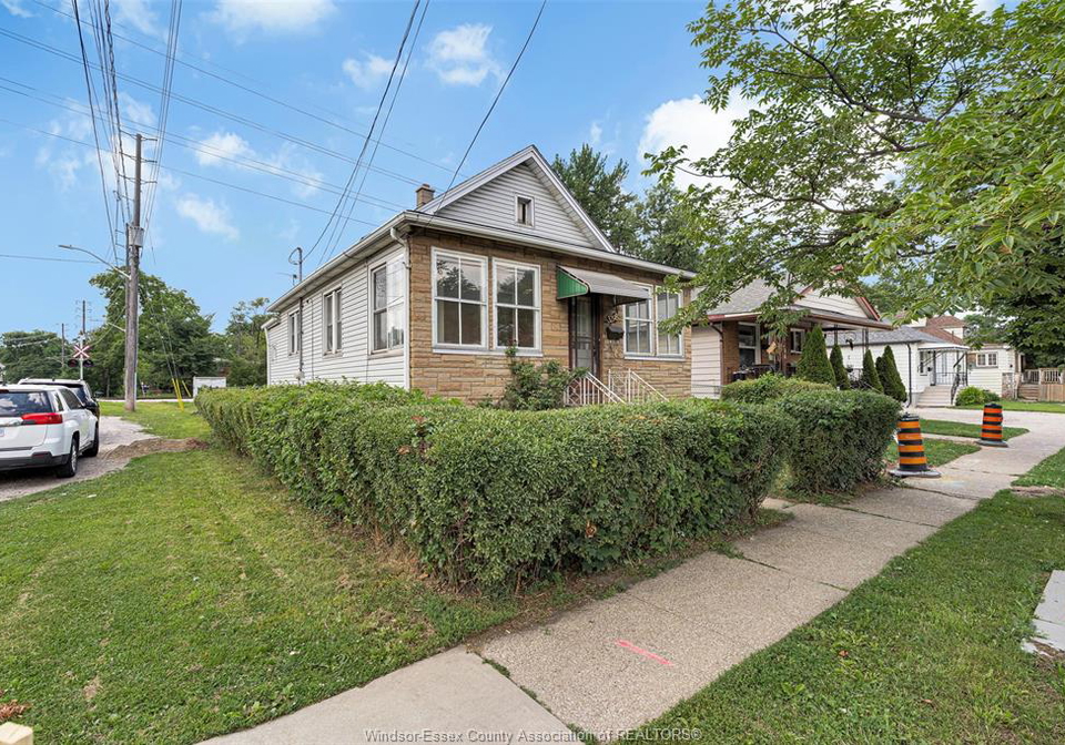3298-college-windsor-ontario-26016752