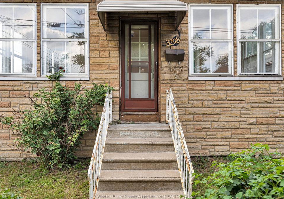 3298-college-windsor-ontario-26016752