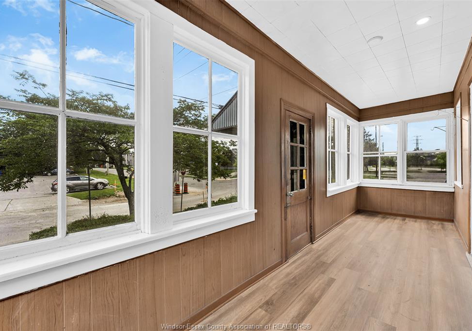 3298-college-windsor-ontario-26016752