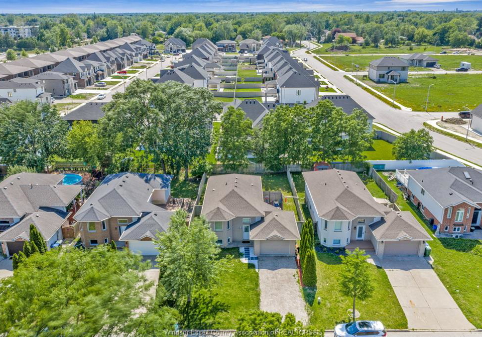 3711-maguire-windsor-ontario-26016778