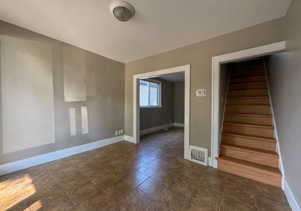 3458-harris-windsor-ontario-26016807