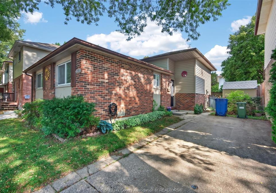1240-arncliffe-place-windsor-ontario-26016856