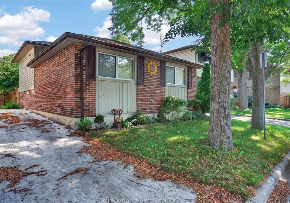1240-arncliffe-place-windsor-ontario-26016856