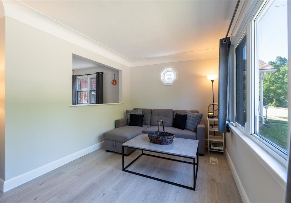 5-bank-street-tupperville-ontario-26016892