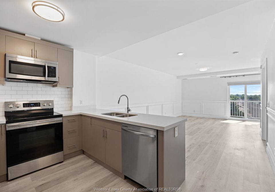 1611-banwell-windsor-ontario-26016929