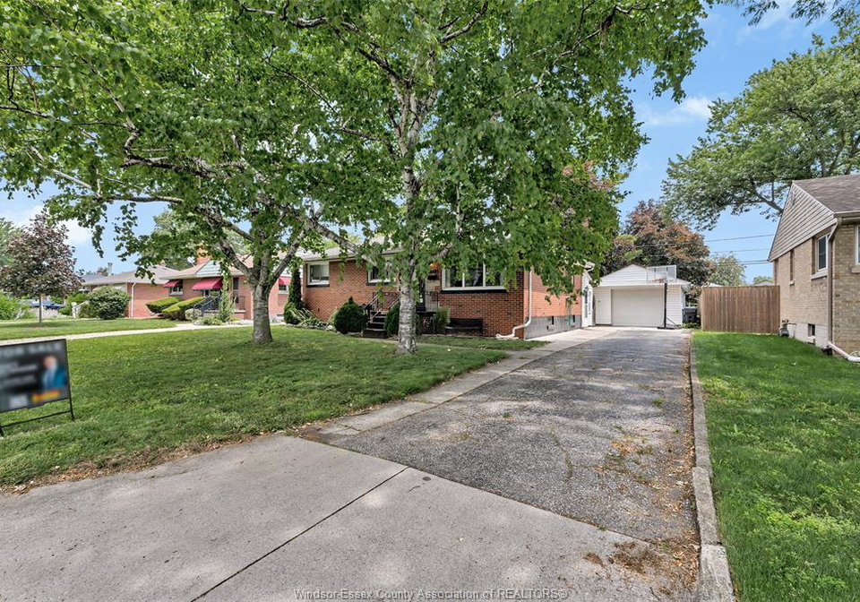 3668-mckay-windsor-ontario-26017006