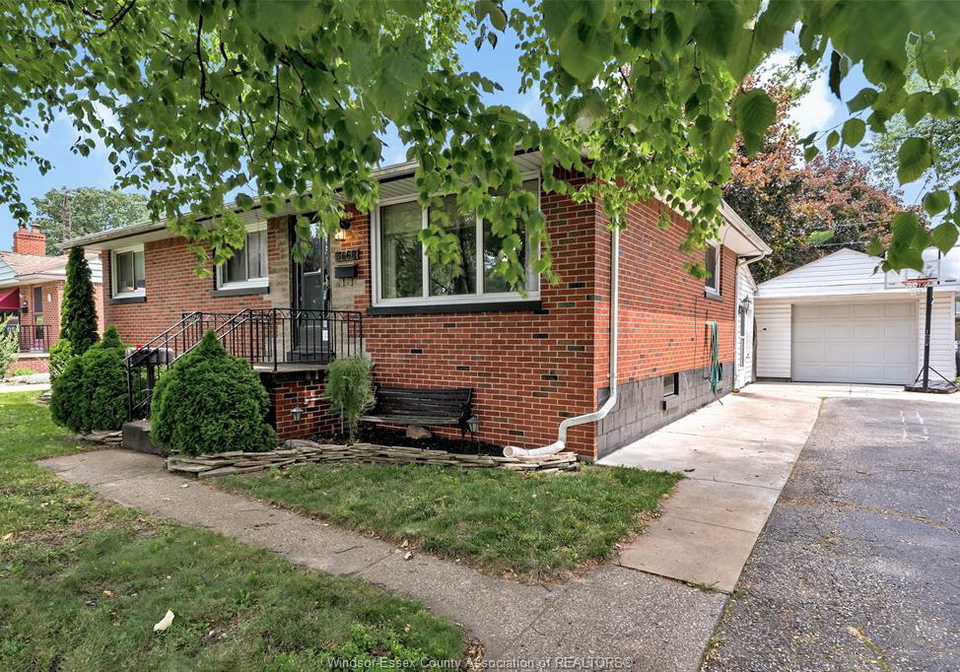 3668-mckay-windsor-ontario-26017006