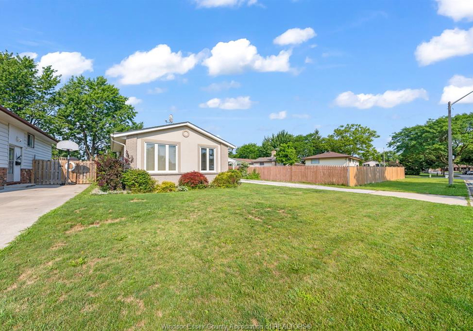 3343-hemlock-windsor-ontario-26017057
