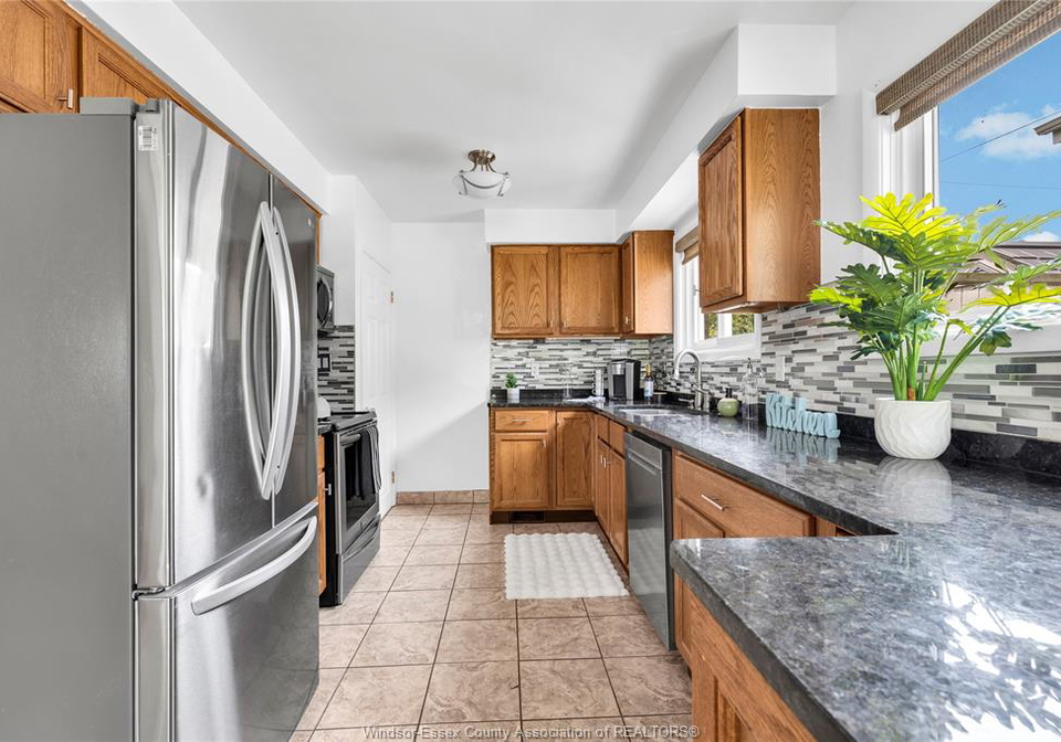 465-christoper-windsor-ontario-26017068