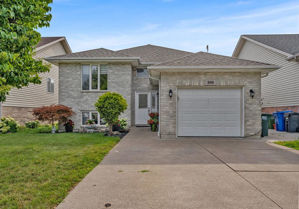 2418-duneshill-avenue-windsor-ontario-26017117