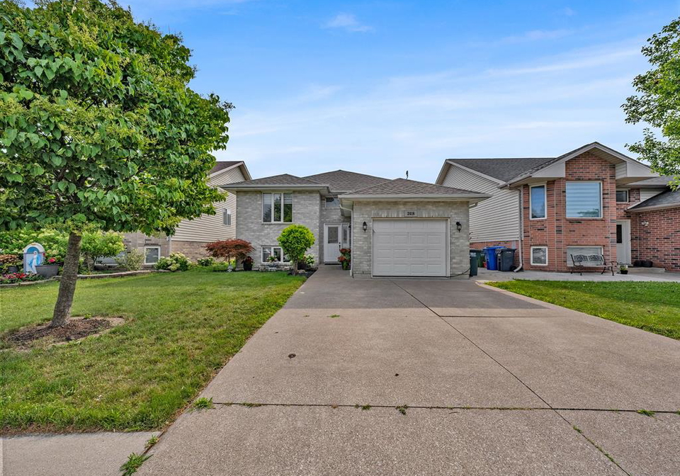 2418-duneshill-avenue-windsor-ontario-26017117