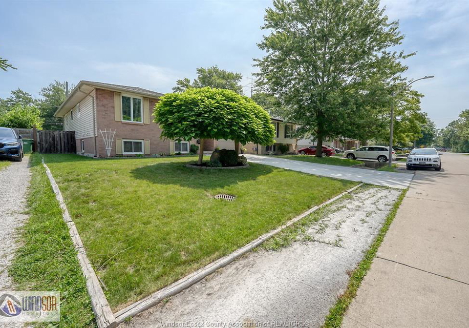 3866-bliss-windsor-ontario-26017137