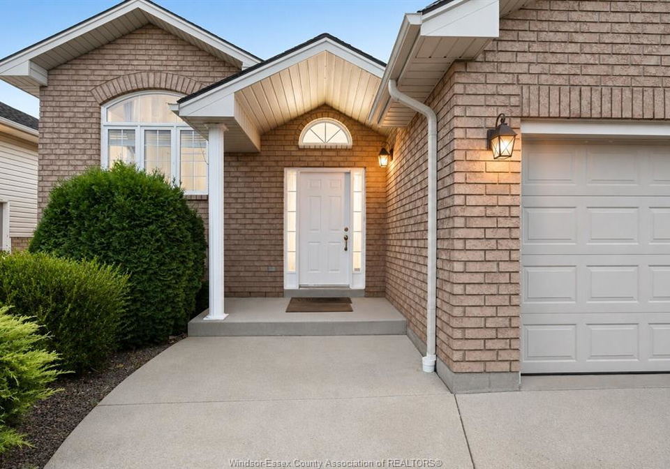 1039-clover-windsor-ontario-26017145
