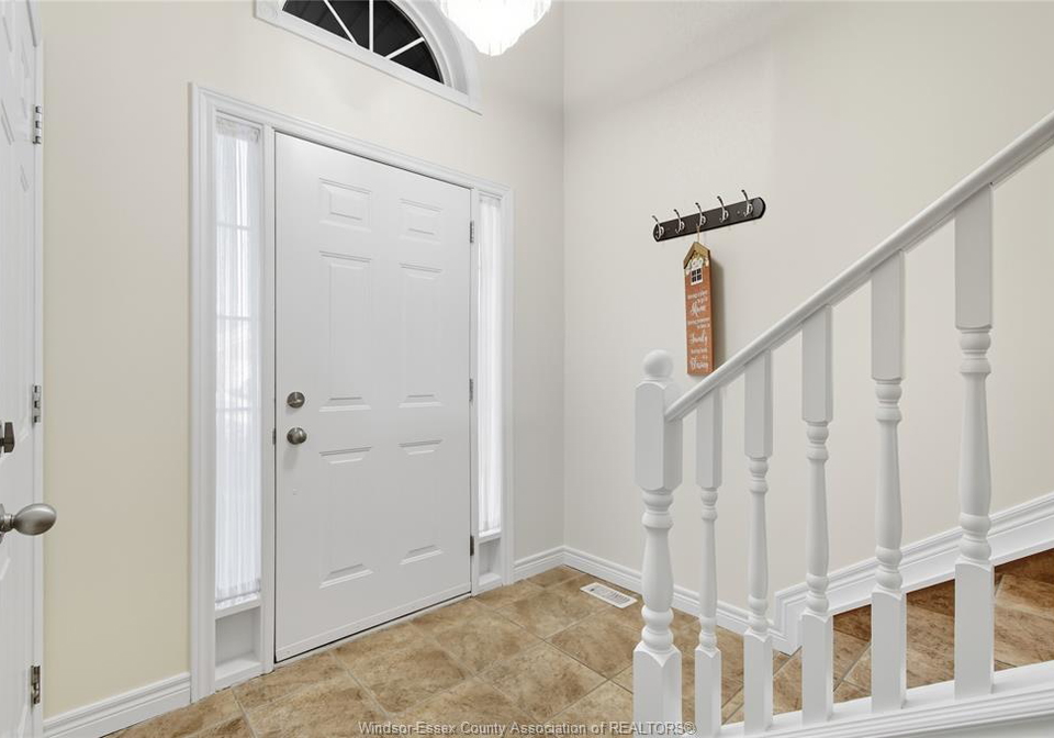 1039-clover-windsor-ontario-26017145