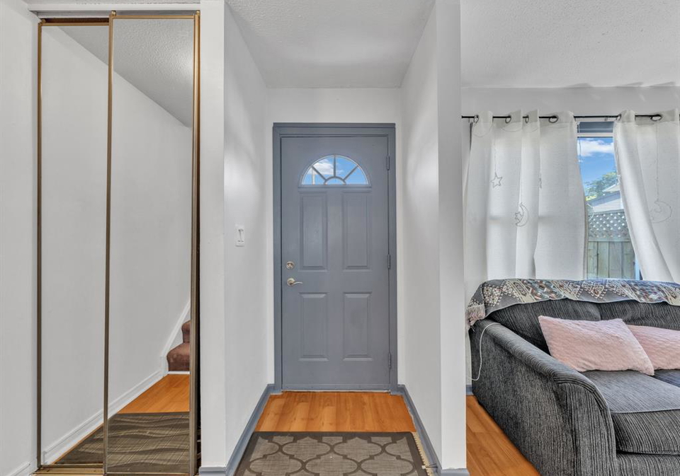 1615-curry-windsor-ontario-26017278