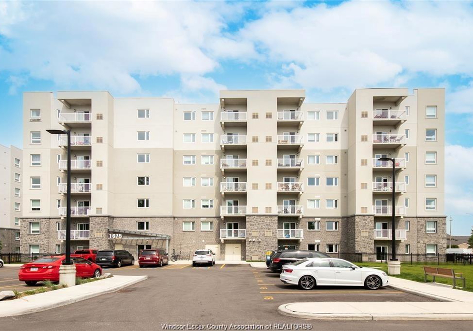 1675-banwell-windsor-ontario-26017320