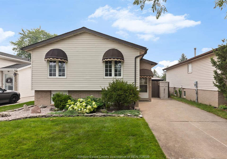 3040-loebach-windsor-ontario-26017376