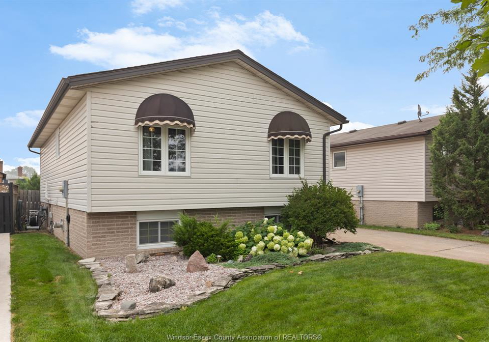 3040-loebach-windsor-ontario-26017376