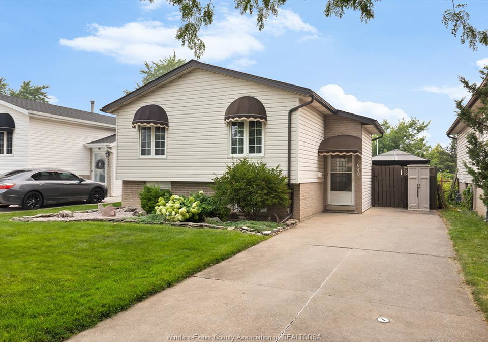 3040-loebach-windsor-ontario-26017376