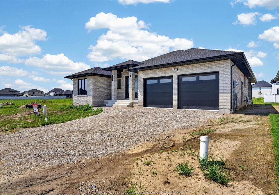 1920-sannita-avenue-kingsville-ontario-26017379