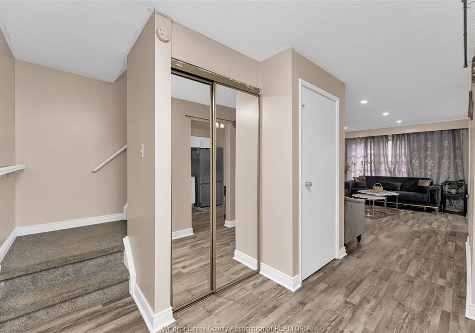 3081-fairlane-crescent-windsor-ontario-26017481