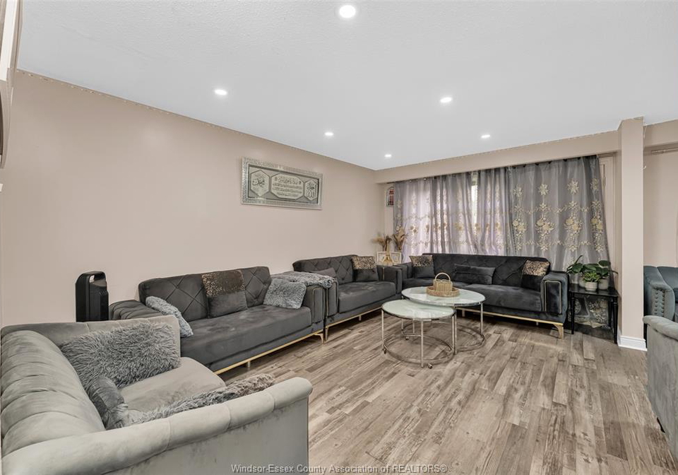 3081-fairlane-crescent-windsor-ontario-26017481