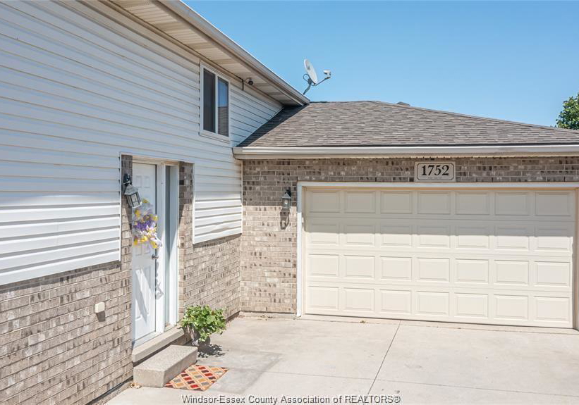 1752-vicky-circle-windsor-ontario-26017503