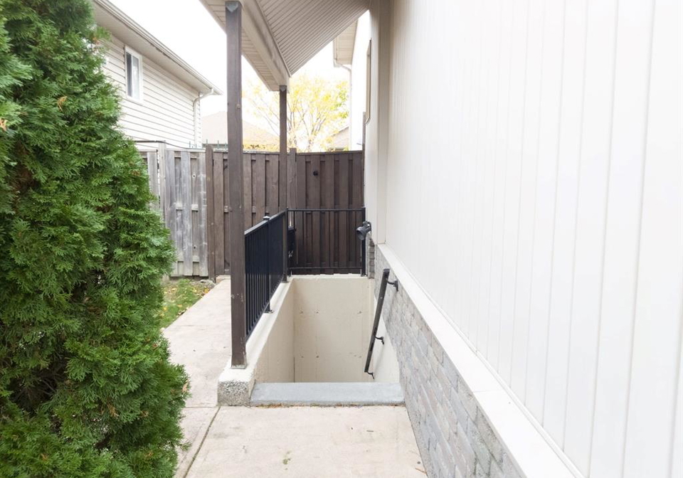 4694-helsinki-cr-windsor-ontario-26017508