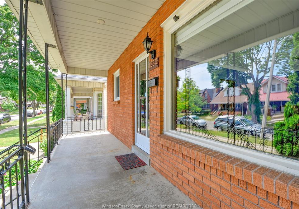 1233-lincoln-windsor-ontario-26017633