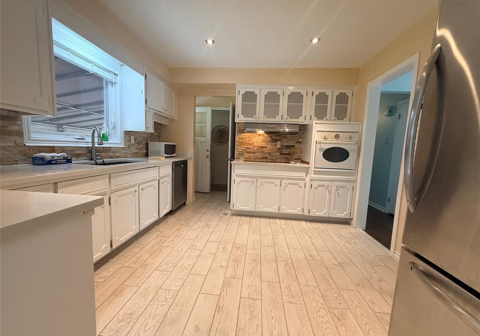 2450-academy-drive-windsor-ontario-26017661