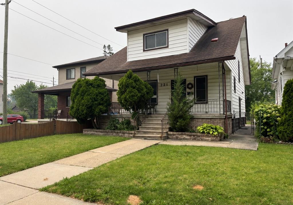 781-pierre-windsor-ontario-26017685