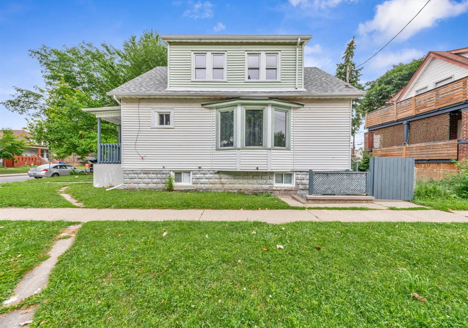 1096-hall-windsor-ontario-26017702