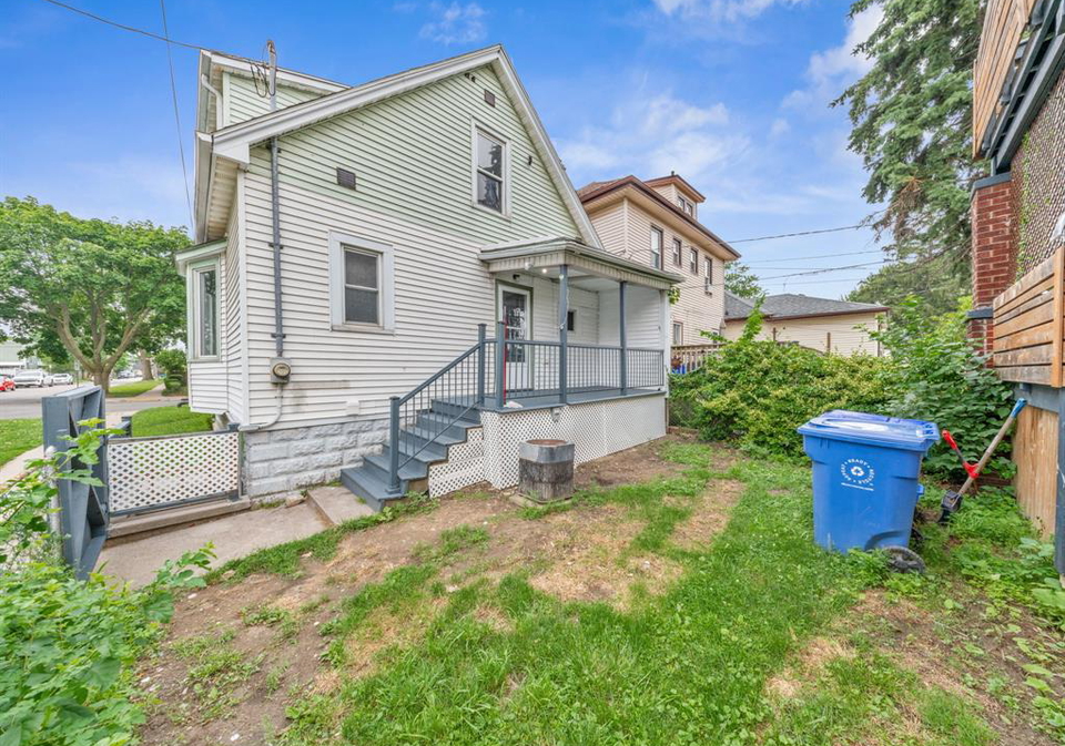 1096-hall-windsor-ontario-26017702