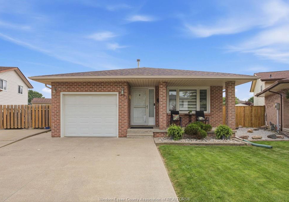 3375-dolphin-court-windsor-ontario-26017713