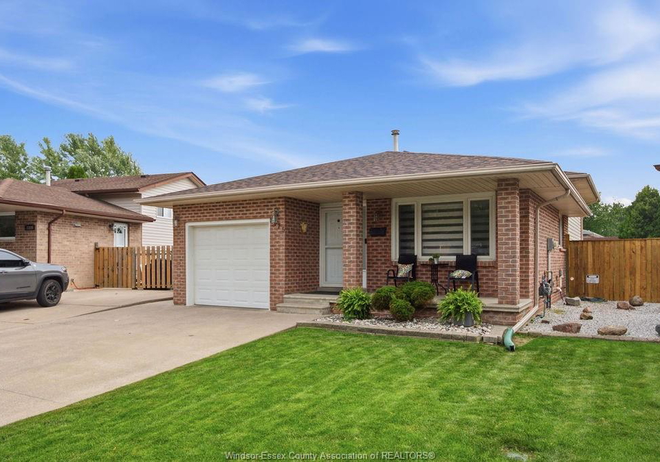 3375-dolphin-court-windsor-ontario-26017713