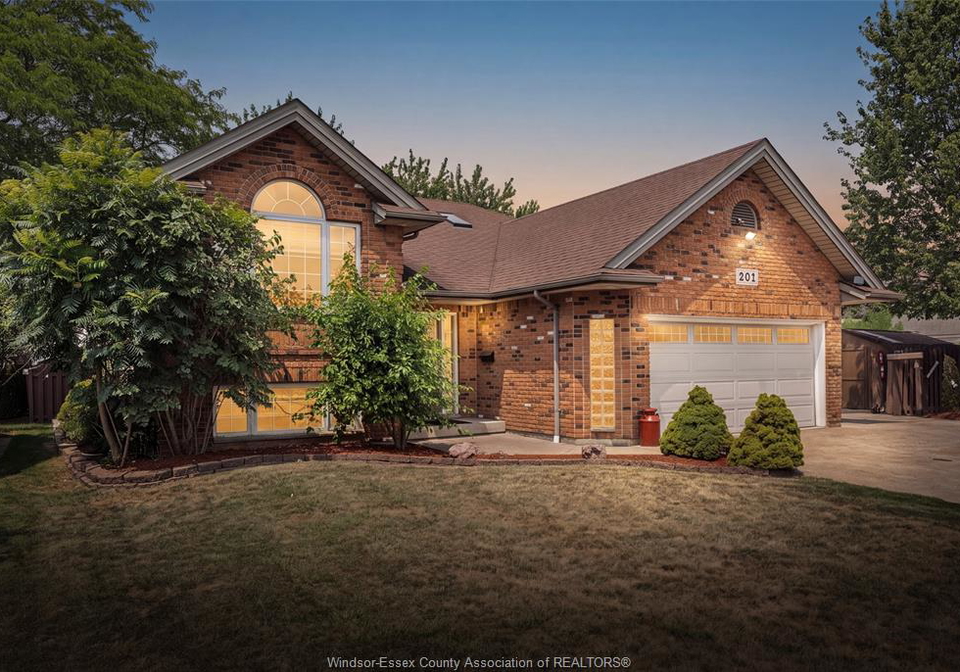 201-maplewood-drive-lakeshore-ontario-26017722