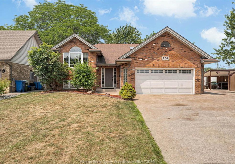 201-maplewood-drive-lakeshore-ontario-26017722