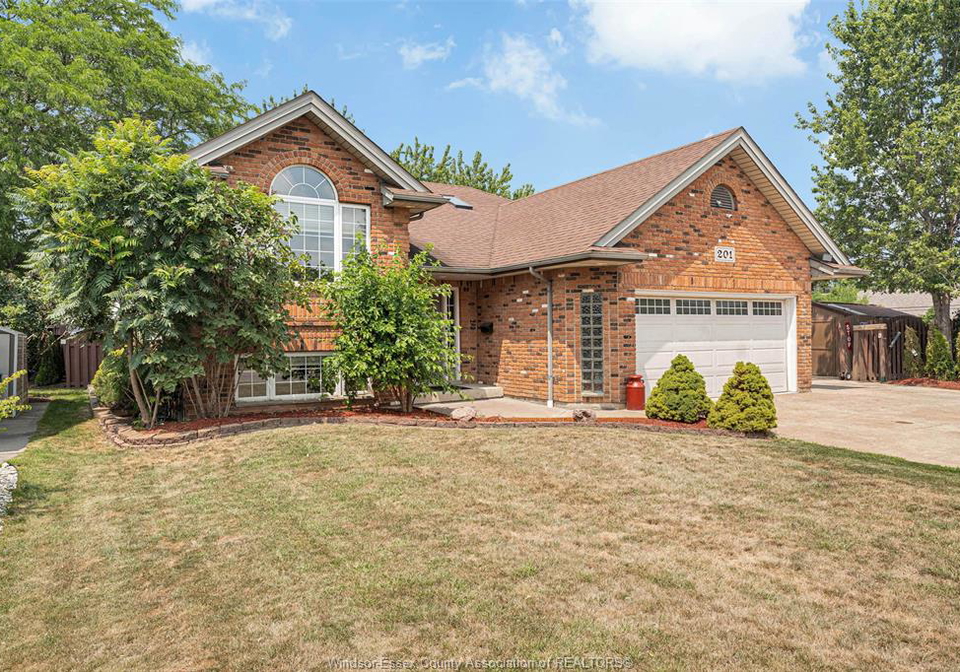 201-maplewood-drive-lakeshore-ontario-26017722