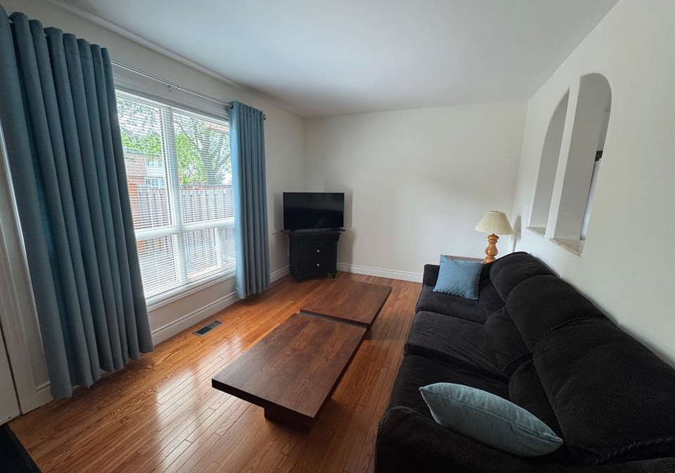 5458-lasalline-avenue-windsor-ontario-26017759