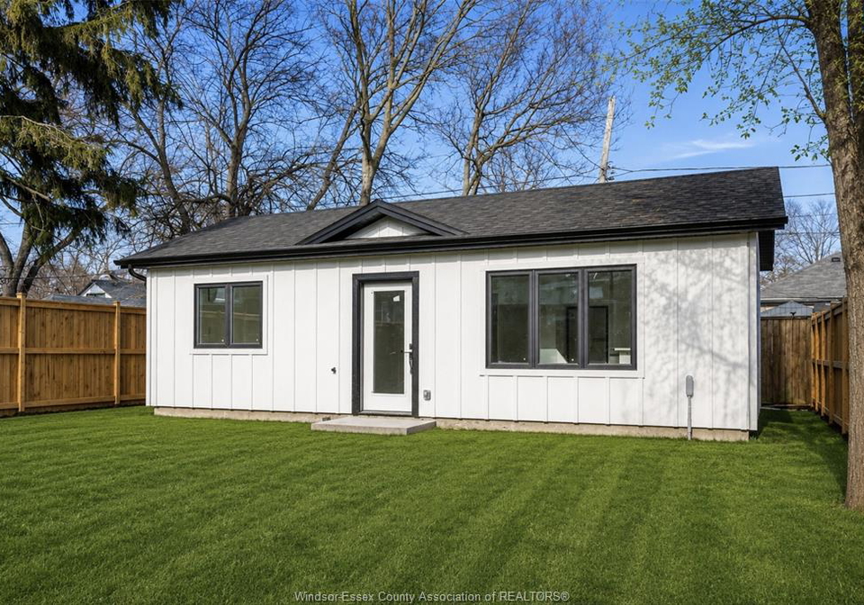 946-belleperche-windsor-ontario-26017793