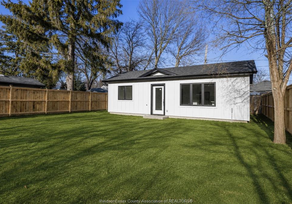 946-belleperche-windsor-ontario-26017793