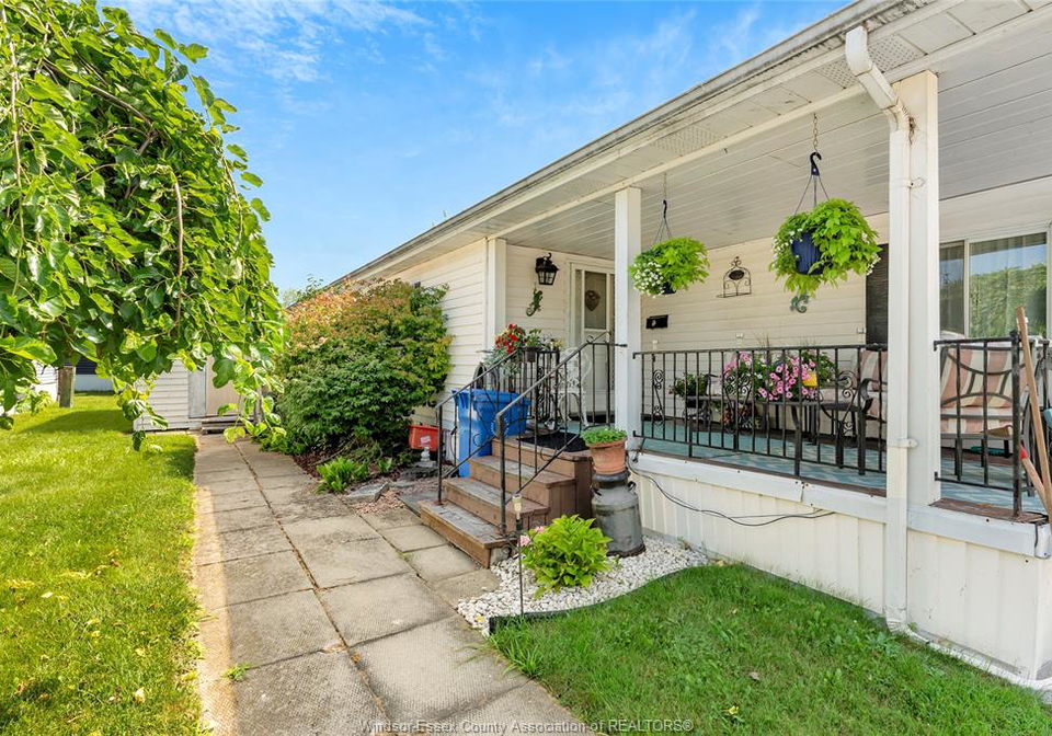 4-robin-crescent-lakeshore-ontario-26017817
