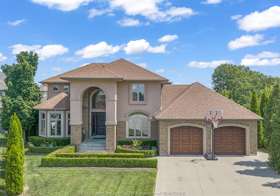 1060-woodland-crescent-lakeshore-ontario-26017838
