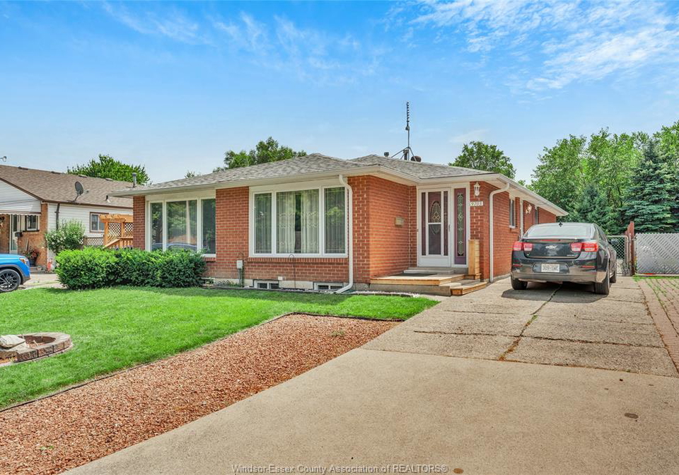 9703-melville-windsor-ontario-26017845