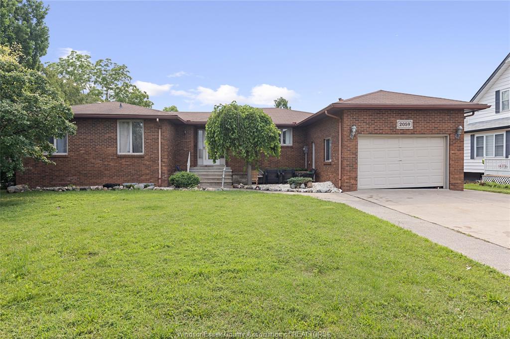 2059-lesperance-tecumseh-ontario-26018021