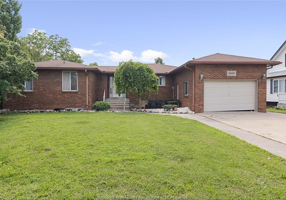 2059-lesperance-tecumseh-ontario-26018021