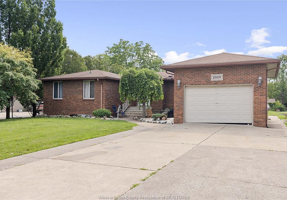 2059-lesperance-tecumseh-ontario-26018021